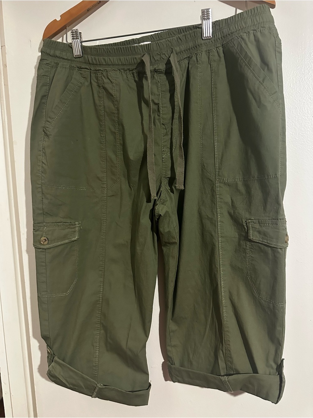 Women’s Olive Green Cargo Capris - Brand Unspecified